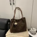 Bolso tote vintage con estampado de leopardo, asas trenzadas y colgante de helado - Con Colgante / Verde
