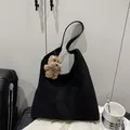 Μαύρη σουέτ τσάντα ώμου hobo με χαριτωμένο αρκουδάκι και ευρύχωρο σχεδιασμό - Με Κρεμαστό / Μαύρο