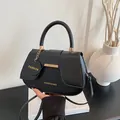 Borsa a sella nera in pelle con manico rotondo e scritte dorate da donna - Nero