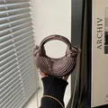 Mini borsa a mezzaluna bronzo metallizzato con trama a coste e tracolla a catena d'oro - Marrone