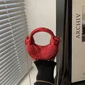 Mini borsa a mezzaluna rosso brillante con texture a pieghe e tracolla a catena d'oro - Rosso