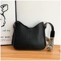 Details der schwarzen PU-Ledertasche mit geometrischem Jacquard-Gurt und Gold-Hardware - Schwarz