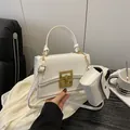 Weiße Umhängetasche aus PU-Leder mit goldener Schnalle und kleiner Tasche am Riemen - Weiß Mit Mini-Tasche