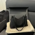 Elegante borsa baguette in maglia nera con anelli argentati in confezione regalo - Nero
