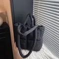 Bolso tote acolchado negro con asas acolchadas y correa de hombro ajustable - Negro