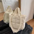 Bolso tote acolchado beige para mujer con correas acolchadas y un estilo de diseño minimalista - Blanco