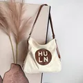 Borsa tote in tela beige con tracolla in pelle marrone e toppa HU LN stile vintage - Bianco Sporco