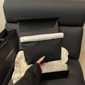 Borsa tote retrò in tessuto nero con bordo a contrasto in finta pelle di pecora - Nero