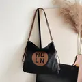 Borsa tote in tela nera con toppa in pelle marrone e doppie tracolle in stile casual - Nero