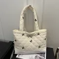 Bolso tote acolchado blanco roto con bordado de lazo negro y adorno plateado - Blanco