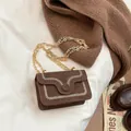 Braune Wildleder-Umhängetasche mit weißer Blattstickerei für einen eleganten Retro-Look - Braun