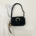 Retro schwarze Wildleder-Achseltasche mit goldener Hufeisenschnalle und Baseball-Anhänger - Schwarz Mit Anhänger