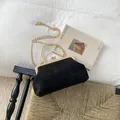 Klassische schwarze Wildleder-Umhängetasche mit Goldverschluss und graviertem Griff - Schwarz