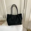 Μινιμαλιστική μαύρη σουέτ τσάντα tote με διπλά λουριά ώμου και ευρύχωρο σχέδιο - Μαύρο χωρίς Μενταγιόν