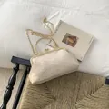 Vintage-Umhängetasche in Beige mit Prägung, Goldgriff und feiner Metallkette - Khaki