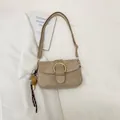 Elegante khakifarbene Umhängetasche aus Wildleder mit Goldring und Anhängern - Khaki Mit Anhänger