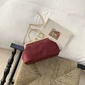 Elegante weinrote Kettentasche mit Buchstabenprägung und goldenem Vintage-Rahmen - Rot