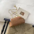 Braune Wildleder-Umhängetasche mit Goldgriff, Kette und Vintage-Prägung für Damen - Braun