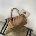 Καφέ σουέτ τσάντα tote με πολύχρωμα διακοσμητικά σε υφαντή καρέκλα σε στυλ lifestyle - Καφέ με Μενταγιόν