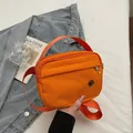Sac bandoulière minimaliste en nylon orange vif avec large sangle et logo - Orange