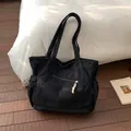 Grand sac fourre-tout noir en velours côtelé avec poche zippée et cordons ajustables - Sans pendentif / Noir (Sans Pendentif)