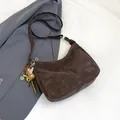 Sac cabas en daim marron foncé avec charm ours et pompon coloré sur blazer gris - Sans Pendentif / Marron