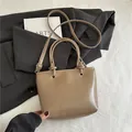 Minimalistische kaki schoudertas met knoopdetail en verstelbare schouderriem - Khaki