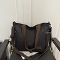 Grande borsa tote nera in nylon con cinturini marroni e design multi-tasca - Nero