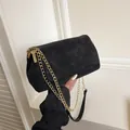 Bolso bandolera minimalista negro mate con cadena dorada y costuras cruzadas - Negro