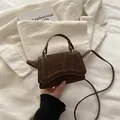 Mini bolso bandolera marrón oscuro de ante con asa y detalles grabados curvados - Marrón