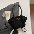 Elegante borsa a tracolla in pelle scamosciata nera con fibbia dorata e texture - Nero