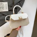 Bolso chic de cuero blanco y paja con hebilla M dorada y correa de hombro fina - Blanco