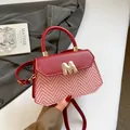 Bolso rojo con solapa de tejido espiga, ribete de cuero y hebilla metálica dorada en M - Rojo