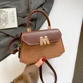 Bolso de mujer en cuero marrón y tejido de espiga con un cierre dorado en M - Marrón