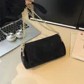 Minimalistische zwarte matte crossbody tas met gouden ketting en vierkant klepontwerp - Zwart