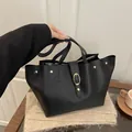 Sac cabas classique en cuir noir avec boucle en métal doré et rivets pour femme - Noir