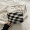 Klassische schwarz-weiße Kosmetiktasche mit Hahnentrittmuster und Webstoff-Textur - Schwarz