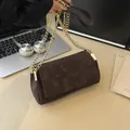 Donkerbruine suède crossbodytas met kruisvormige stiksels en gouden kettingriem - Koffie