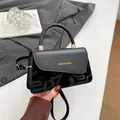 Sac à main carré chic en cuir noir avec lettres embossées et poignée supérieure - Noir