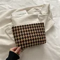 Schicke Kosmetiktasche mit Karomuster in Dunkelbraun und Beige für Reisen und Alltag - Braun