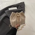Modische gewebte Beuteltasche mit Fischgrätmuster, Goldkette und Perlendetails - Khaki