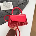 Sac à main carré rouge élégant avec lettrage doré et bandoulière réglable - Rouge