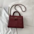 Bolso tote retro burdeos de gamuza con doble cremallera y detalles metálicos dorados - Sin colgante / Rojo