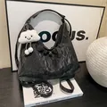 Borsa tote nera in pelle martellata con ciondolo a nuvola e cerniera lampo - senza ciondolo / Nero