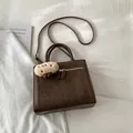 Bolso tote de ante marrón con colgante de peluche y correa ajustable - Con Colgante / Marrón