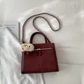 Bolso tote de ante burdeos con asas dobles, detalle de cremallera y charm de peluche - Con Colgante / Rojo