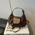 Sac sous le bras marron foncé en daim avec breloque en perles et bandoulière - Avec Pendentif / Marron