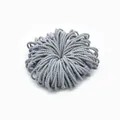 Dettaglio di elastici per capelli intrecciati grigio chiaro con fibbie in plastica viola - Grigio Viola