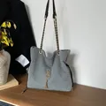 Sac à bandoulière argenté brillant avec chaîne dorée et logo S avec pompon chic - Gris