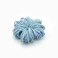 Dettaglio macro di elastici per capelli a spirale blu con fibbie in plastica viola - Celeste